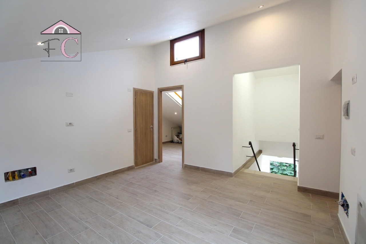 duplex ristrutturato con balconi e posto auto 10.jpg